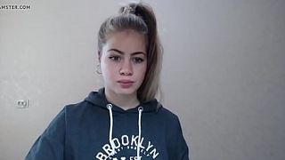 Няшная тинка показывает перед вебкой большие дойки и круглую попку