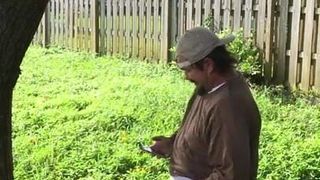 Бородатый мужик после отсоса насадил на член пизду соседки на даче