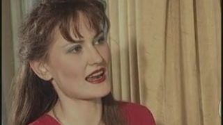 Две милфы с заросшими промежностями шалят с одним мужчиной в очках на диване