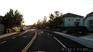 Симпатичная тёлка ради скидки пососала риэлтору и поеблась с ним в узкую манду