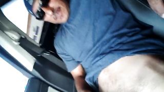 Гопник в машине перед камерой даёт за щеку чужой жене хуесоске