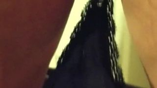 Муж снимает с зрелой супруги трусики и любуется на сперму любовника в её манде