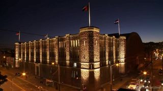 Связанная рыжая тёлка сосёт большой хуй и трахается раком